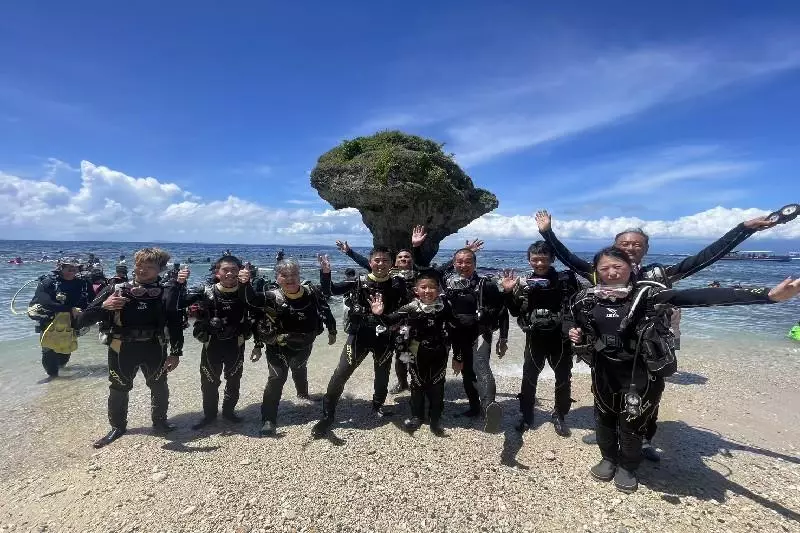 HI-SHOCK潛水會不定期安排聚會，潛水、露營、爬山、陸游等等。是你上山下海的戶外好夥伴，期待你們的加入！！讓HI-SHOCK帶著你體驗海底世界。 讓HI-SHOCK帶著你玩遍小琉球。 讓HI-SHOCK帶著你上山下海。