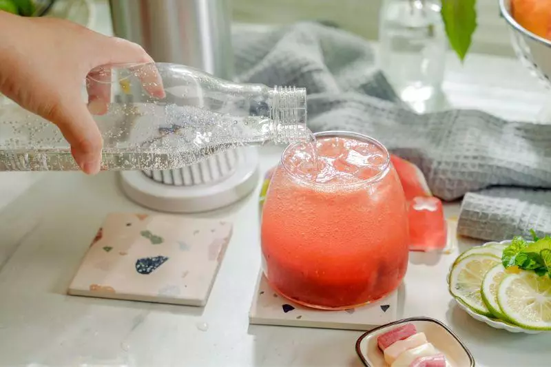 可搭配不同風味的果醋，享受夏日清涼口感